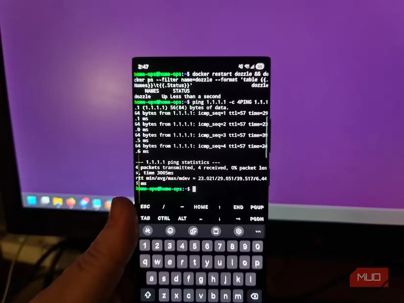 برنامهٔ Termux در Android در حال نمایش کانتینرهای Docker فعال روی یک سرور خانگی دوردست