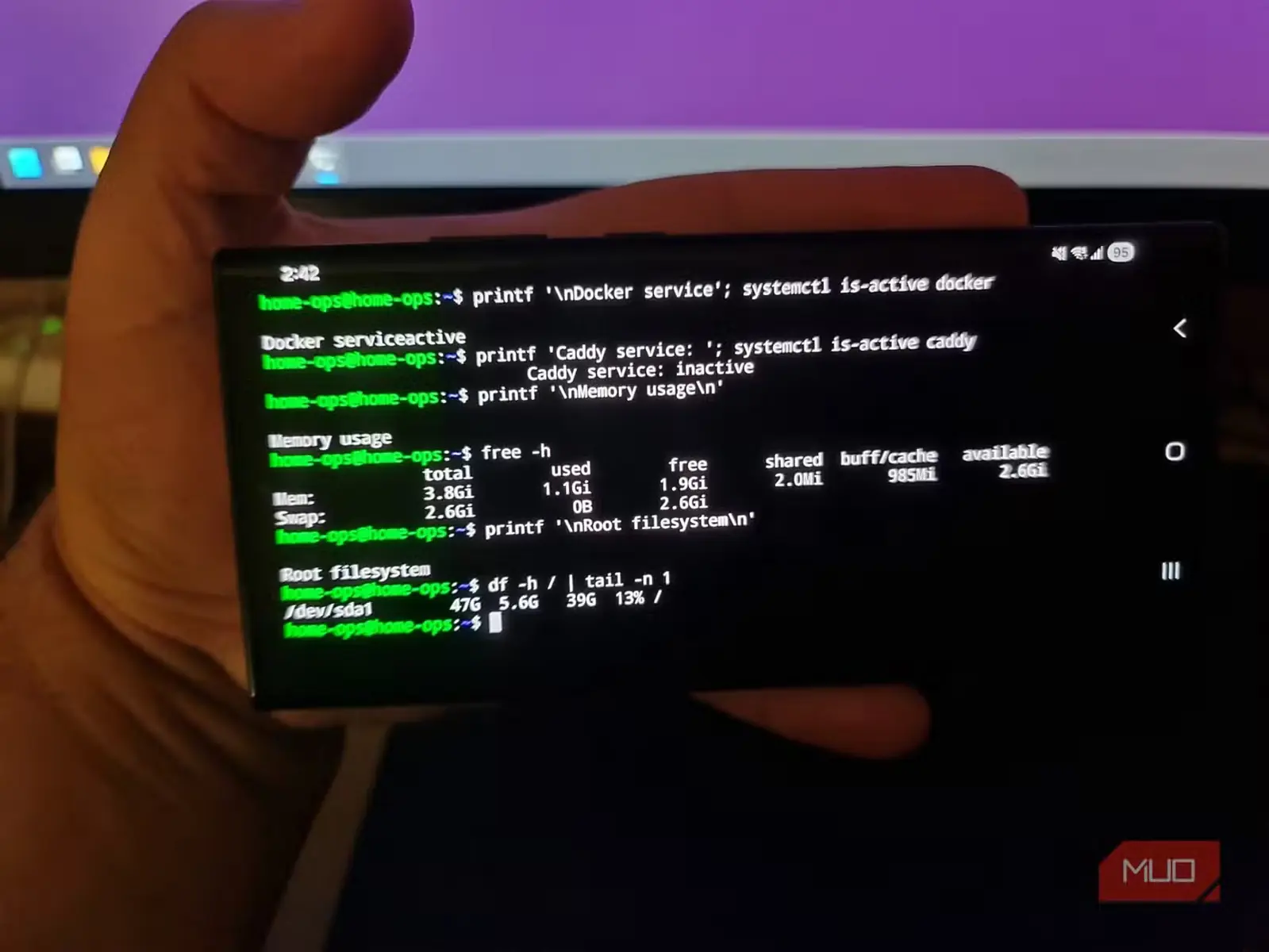 برنامهٔ Termux در Android در حالت افقی، با صفحهکلید پنهان