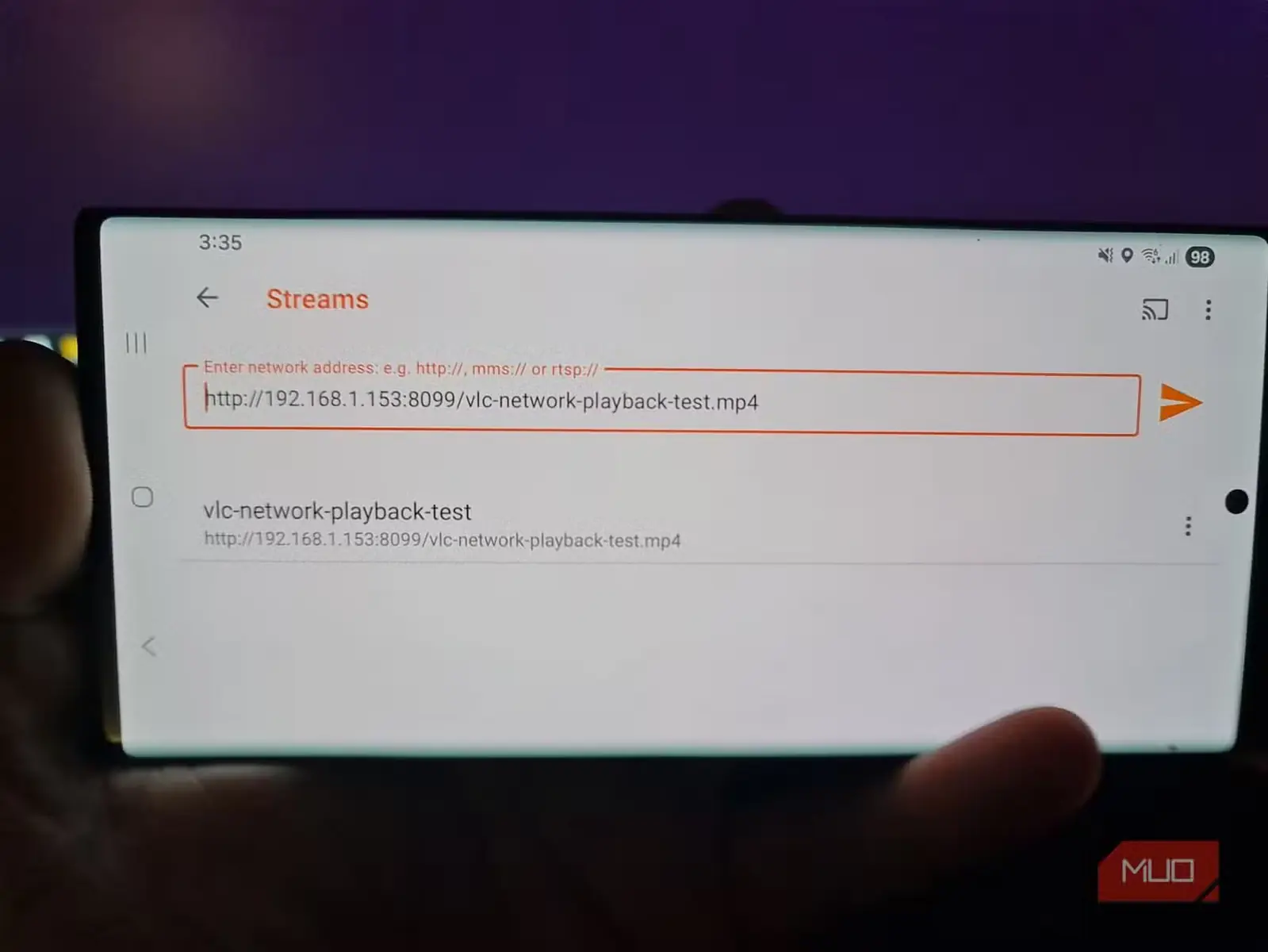 برنامهٔ VLC برای Android در حال نمایش کادر ورود نشانی پخش جریانی شبکه