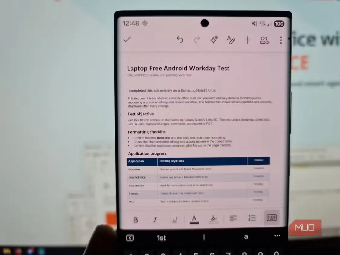 گوشی Samsung Galaxy Note 20 Ultra در حال نمایش جدول قالببندیشدهٔ DOCX که با ONLYOFFICE برای Android ویرایش شده است