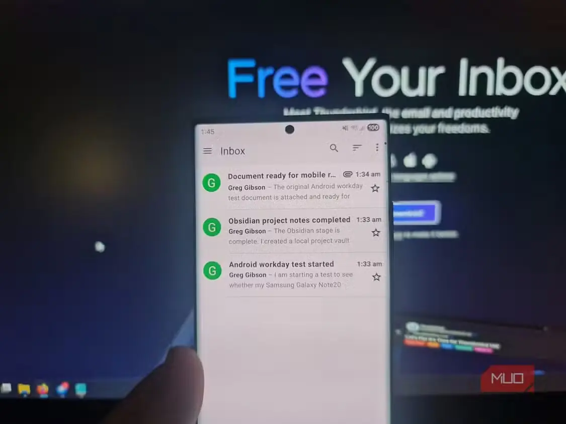 برنامهٔ Thunderbird روی گوشی Samsung Galaxy Note 20 Ultra در حال نمایش سه رایانامهٔ پروژه برای یک روز کاری بدون لپتاپ در Android