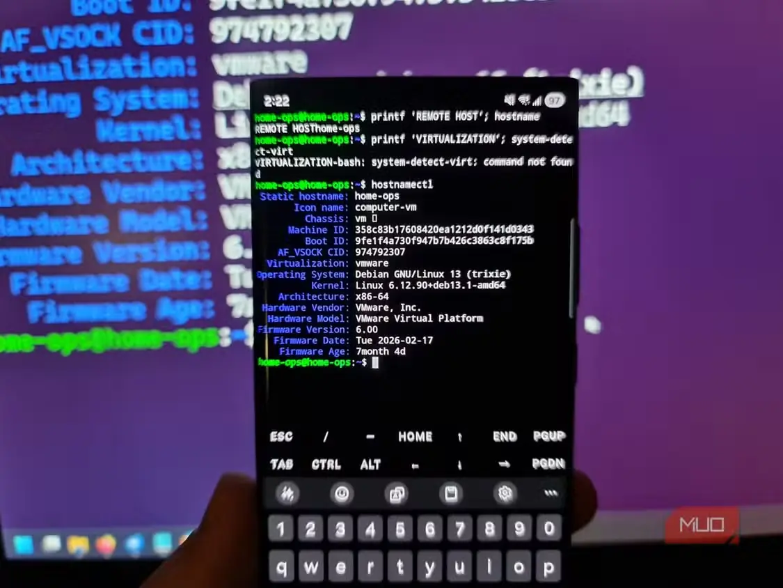 برنامهٔ Termux روی گوشی Samsung Galaxy Note 20 Ultra که از راه SSH به یک سرور خانگی مجازیسازیشده متصل است