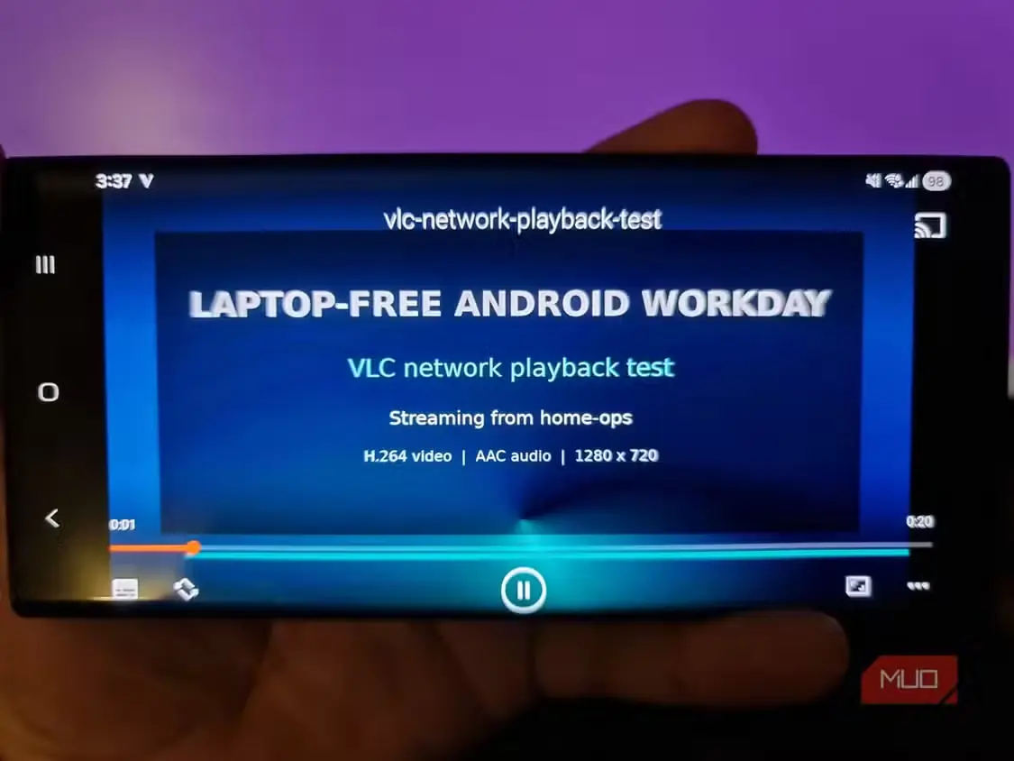 برنامهٔ VLC روی گوشی Samsung Galaxy Note 20 Ultra در حال پخش ویدئویی سفارشی که از سرور خانگی دریافت میشود