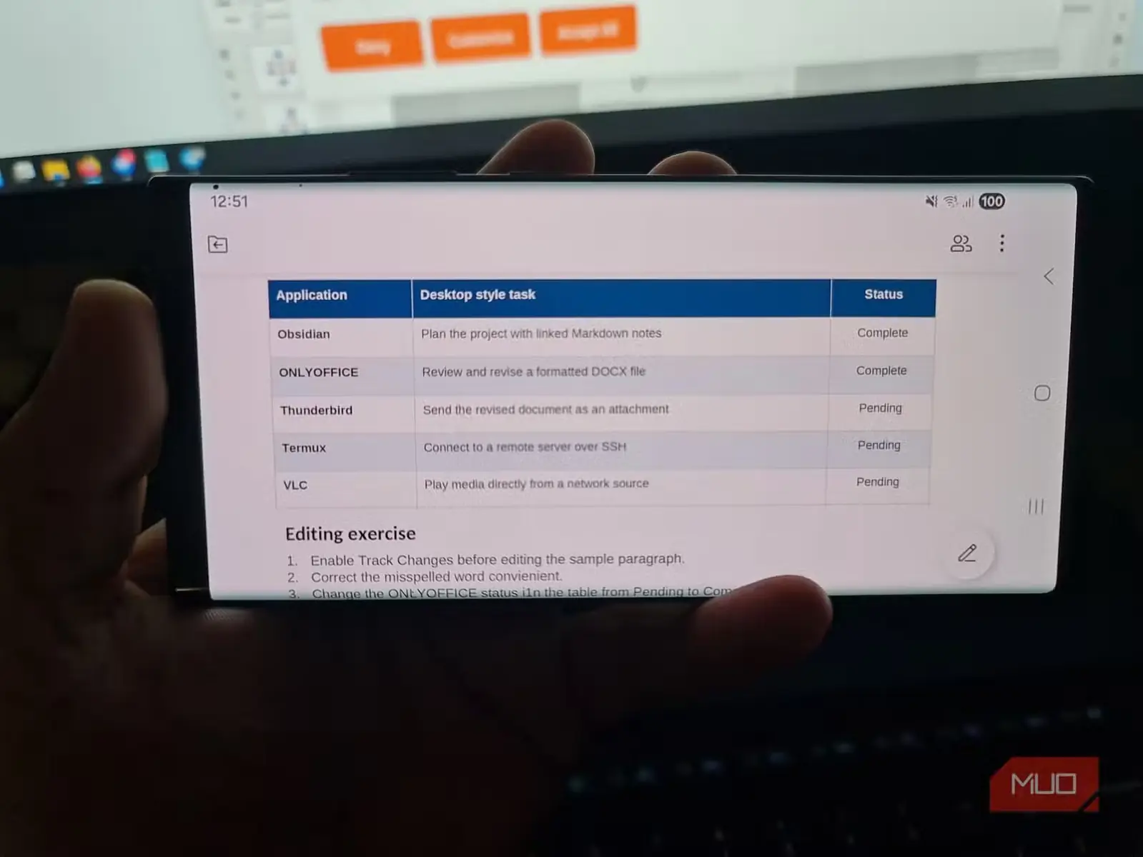 برنامهٔ ONLYOFFICE در Android در حال ویرایش یک خانهٔ جدول در سند قالببندیشدهٔ DOCX
