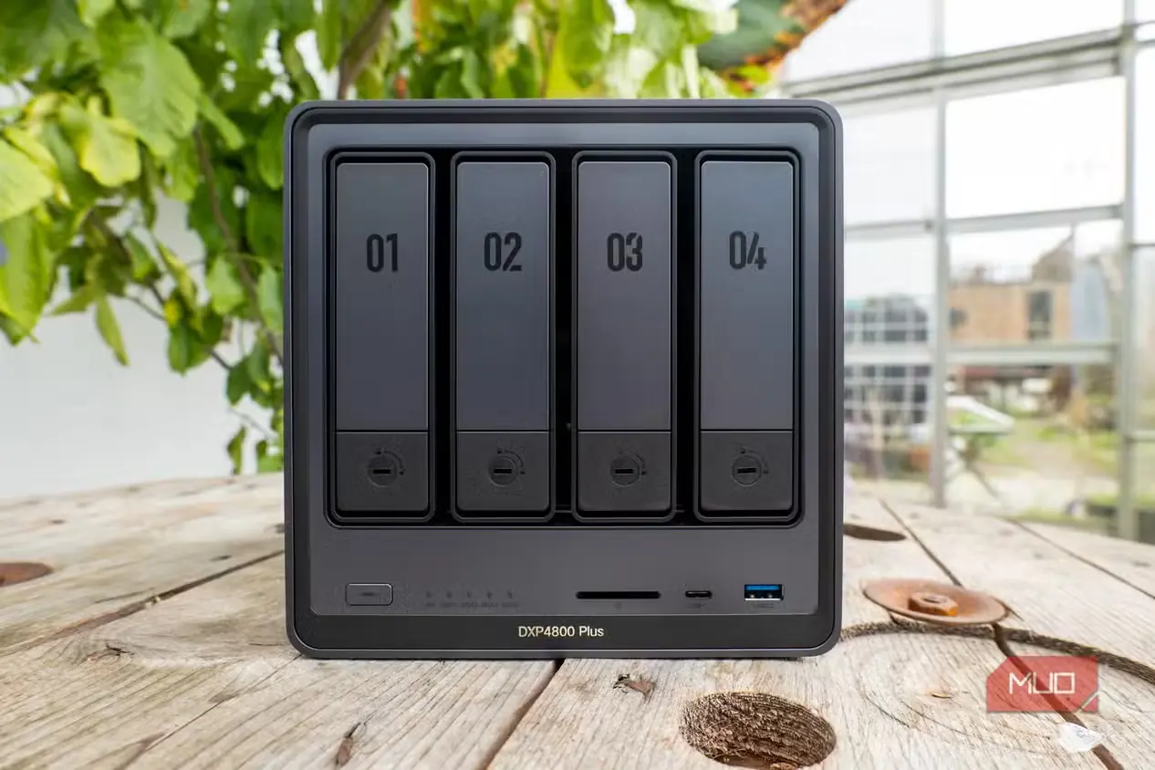 دستگاه Ugreen DXP4800 Plus NAS روی میز چوبی