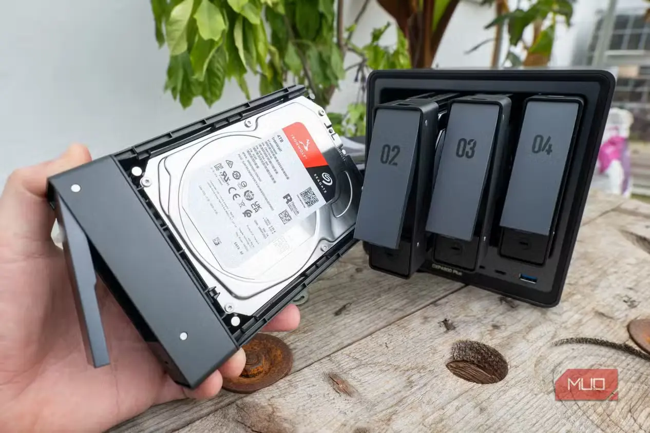 دستگاه Ugreen DXP4800 Plus NAS با یک دیسک بیرونآمده