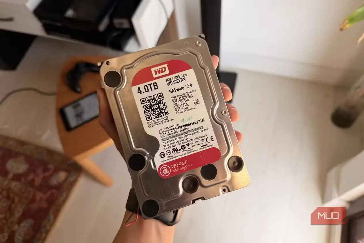 دستی در حال نگهداشتن دیسک سخت WD Red 4TB NAS با برچسب نمایان