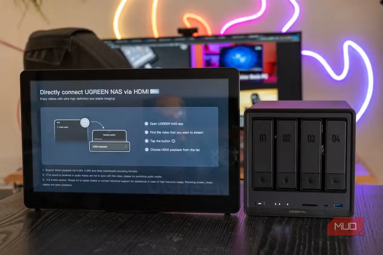 دستگاه Ugreen DXP4800 Plus NAS همراه نمایشگر