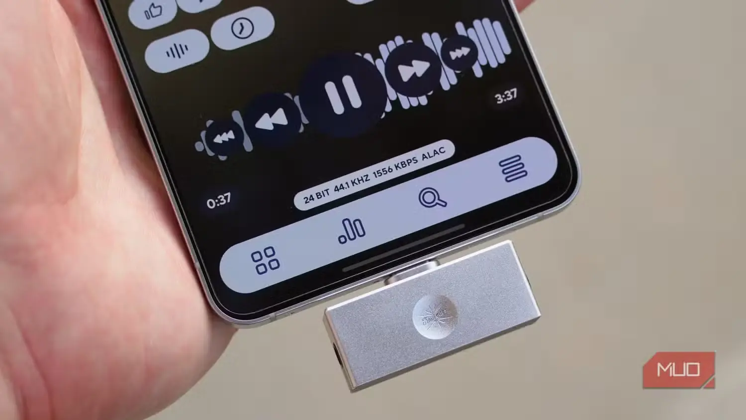مبدل USB-C DAC متصل به گوشی Android در حال پخش پروندههای موسیقی ALAC