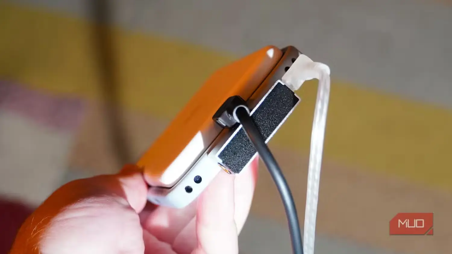 بسته باتری MagSafe، مبدل DAC، شارژر و هدفون متصل به یک گوشی