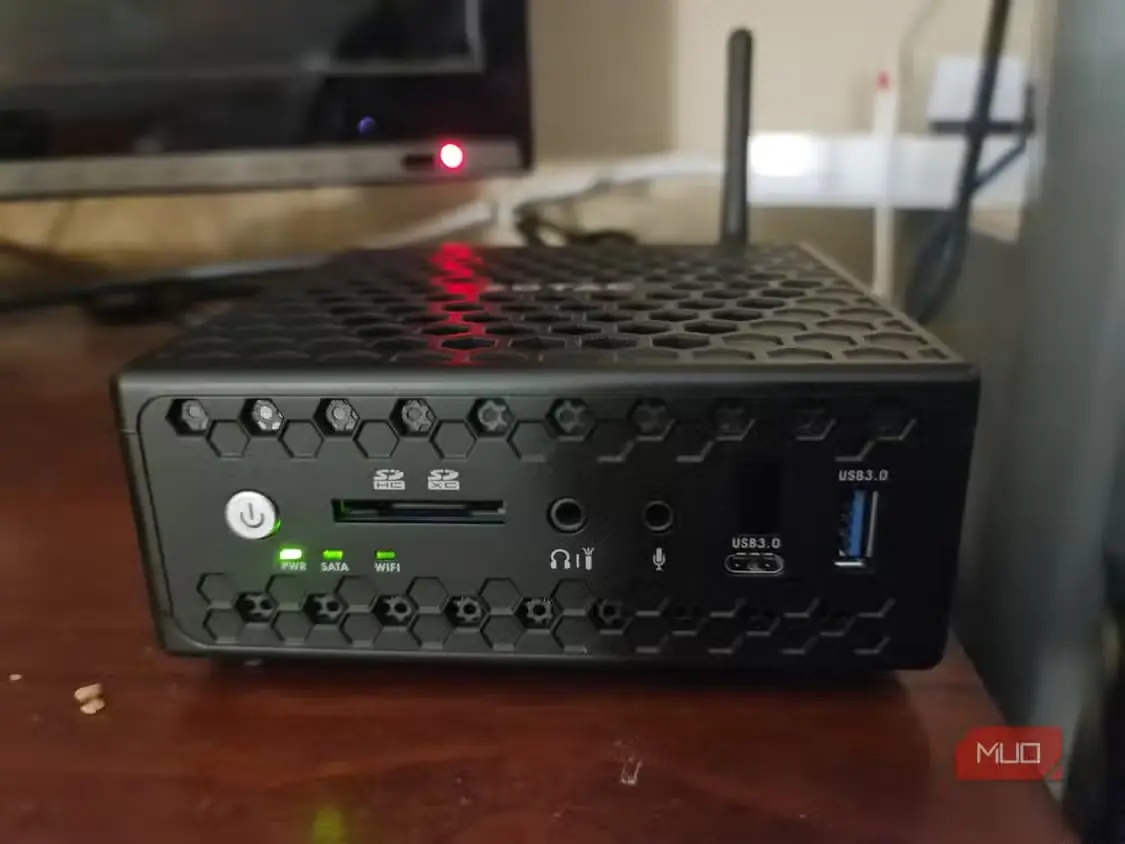 رایانهٔ کوچک Zotac ZBOX CI325 nano برای آزمایش هایپروایزر XCP-ng