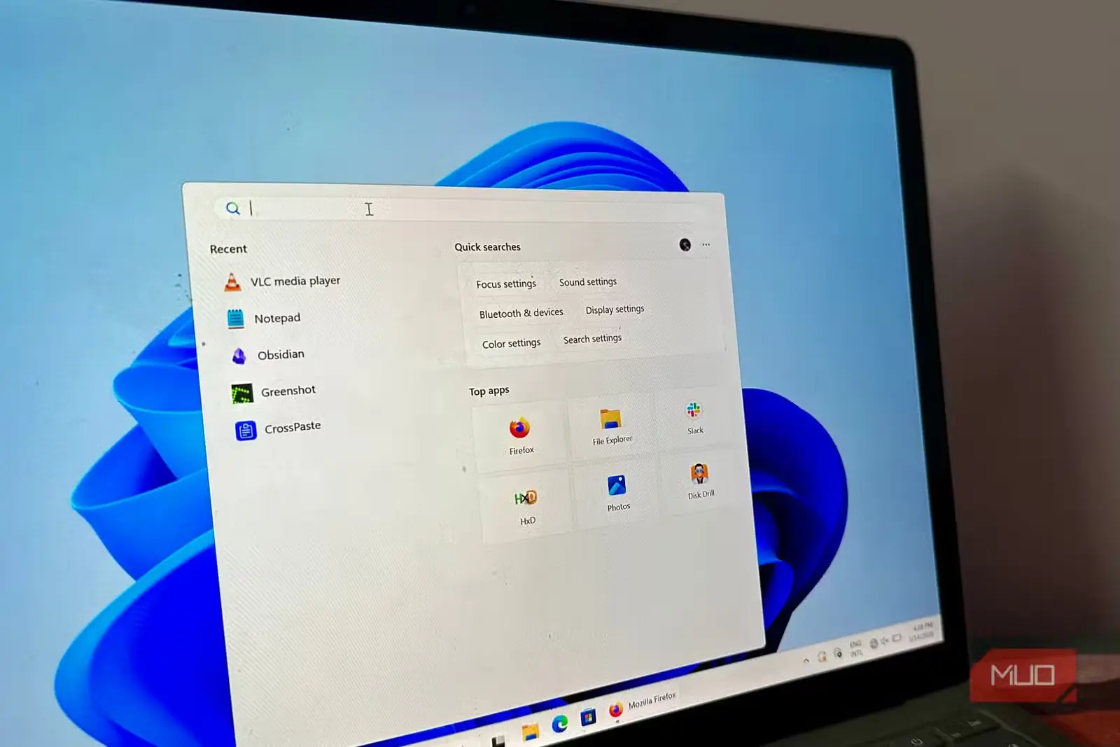 لپتاپ Windows با پنجرهٔ جستوجوی Windows روی میزکار