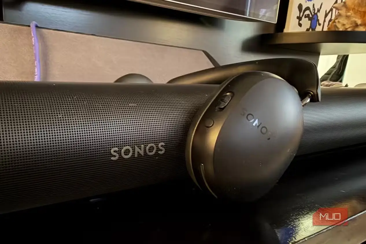 هدفون Sonos Ace پیچیدهشده دور ساندبار Sonos Arc