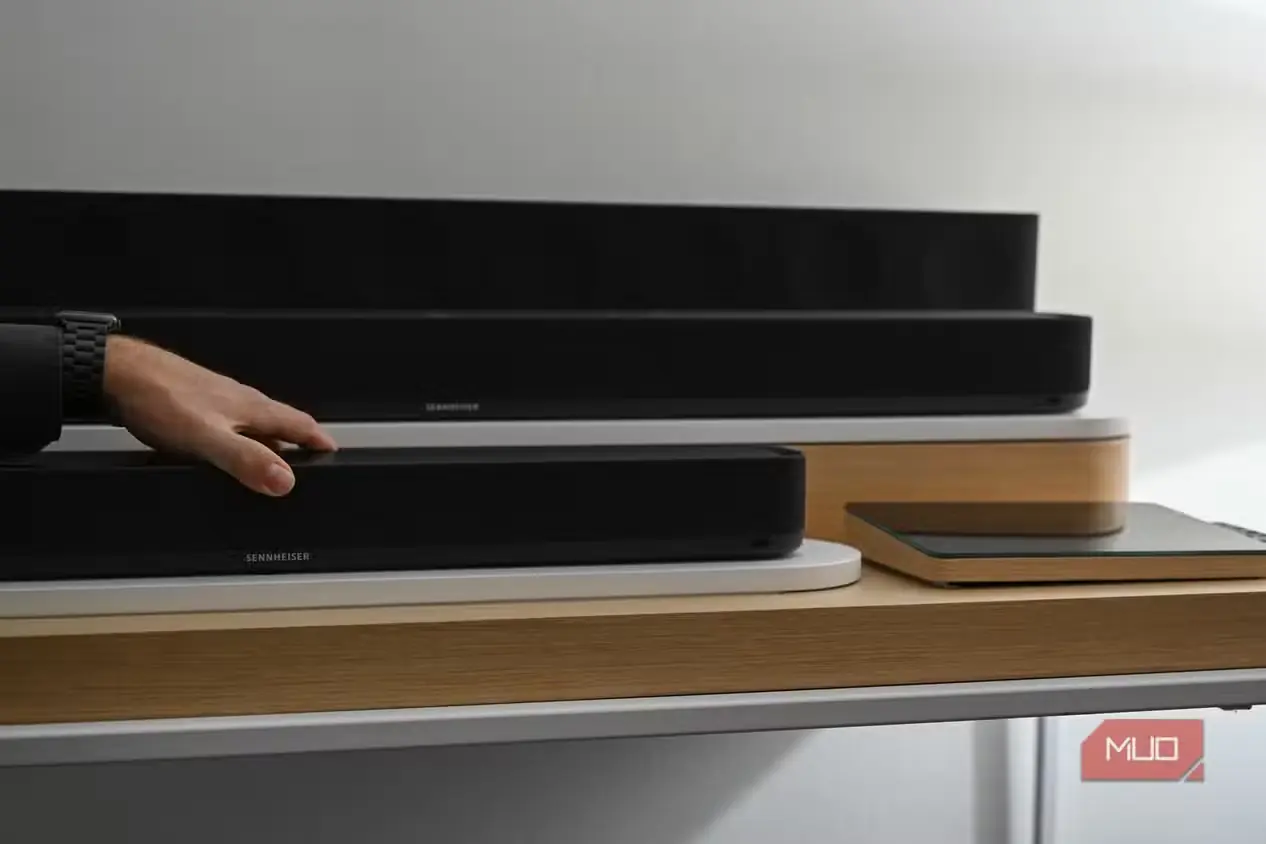 دستی روی ساندبار کوچک Sennheiser Ambeo Soundbar Mini
