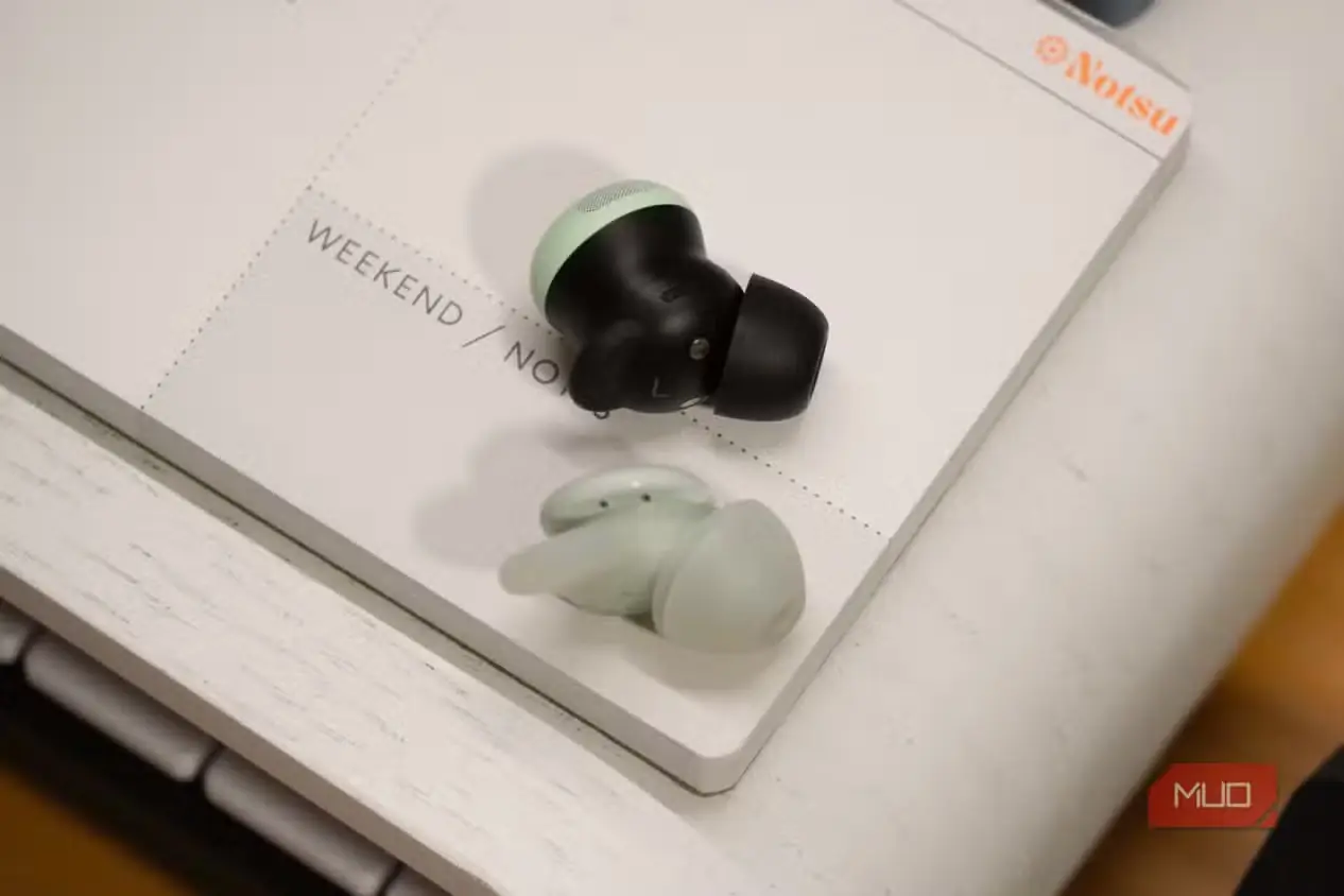 نمای جانبی ایربادهای Soundcore Sleep A30 در کنار یک ایرباد Pixel Buds Pro 2
