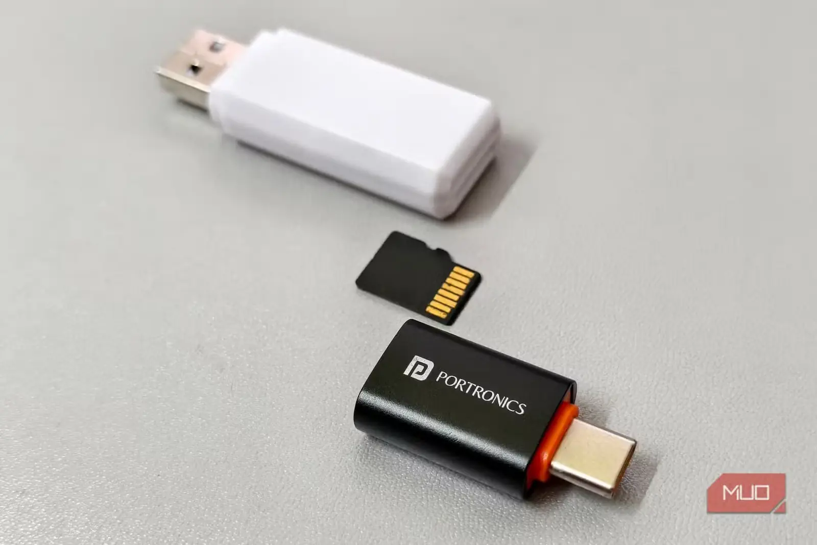 کارت microSD در کنار کارتخوان USB و مبدل USB-C OTG