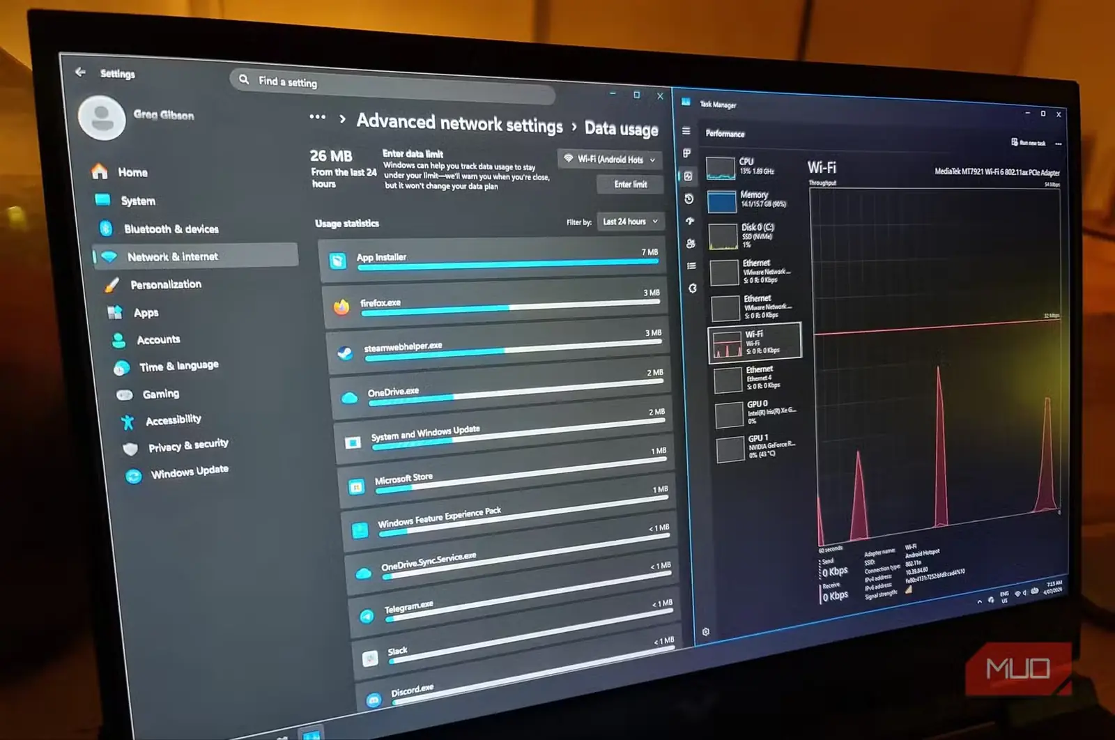 تنظیمات شبکه Windows و «مدیر وظیفه» در حال نمایش مصرف داده رابط WiFi با اتصال اندازهگیریشده