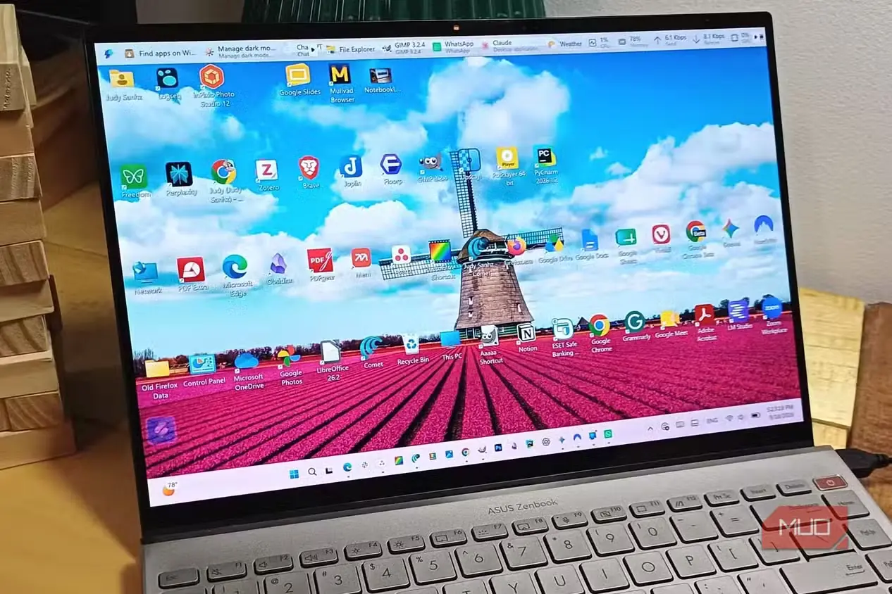 لپتاپ مجهز به Windows 11 با نوار وظیفه PowerToys