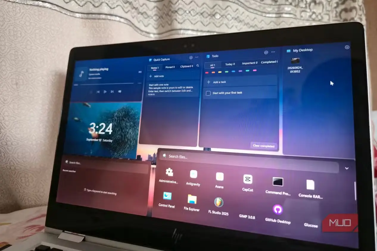 نمایش دسکتاپ Windows و ابزارکها روی صفحه لپتاپ