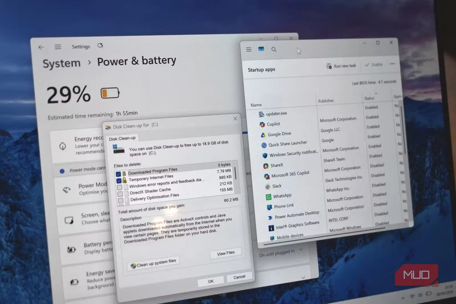 فهرست برنامههای آغازین در تنظیمات Windows 11 و پنجرههای باز پاکسازی دیسک