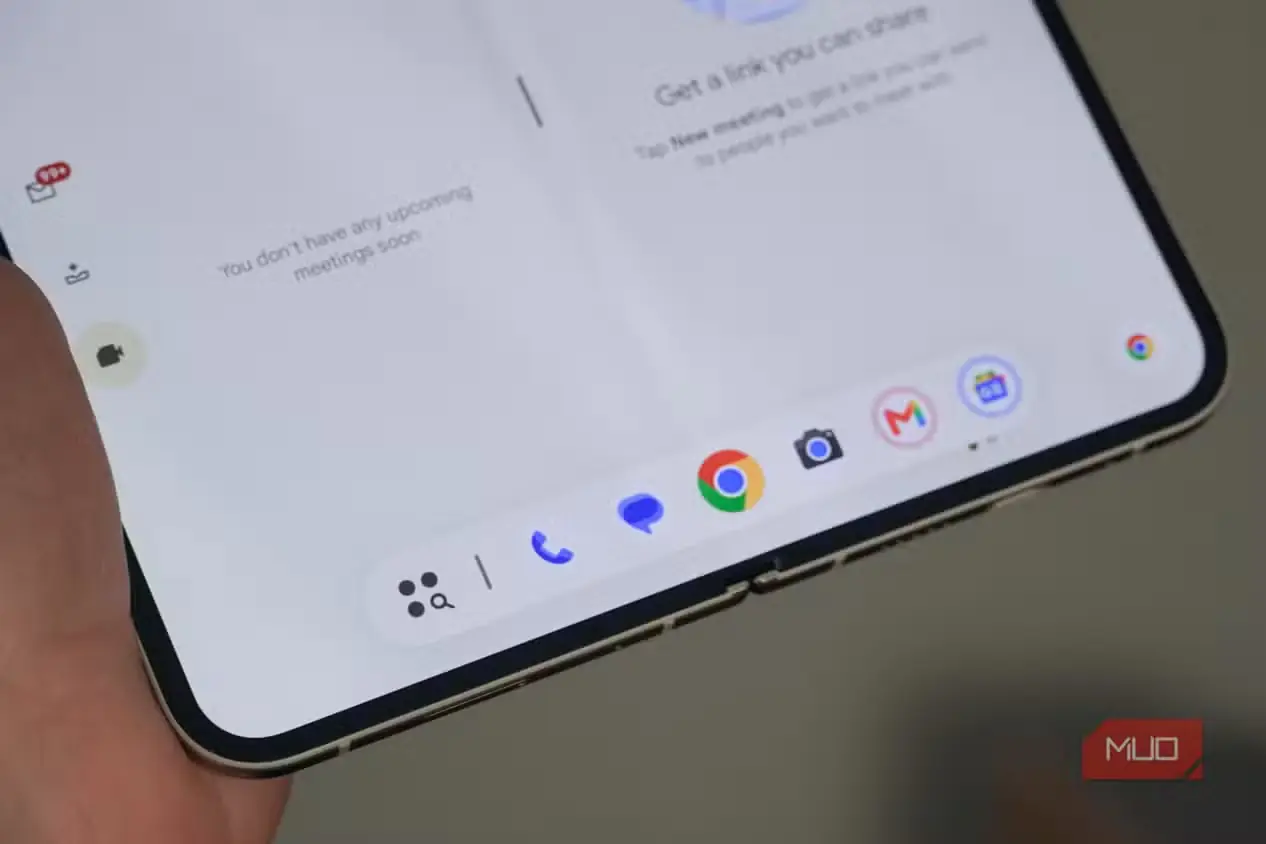 نمای زاویهدار نوار وظیفه در Pixel 9 Pro Fold