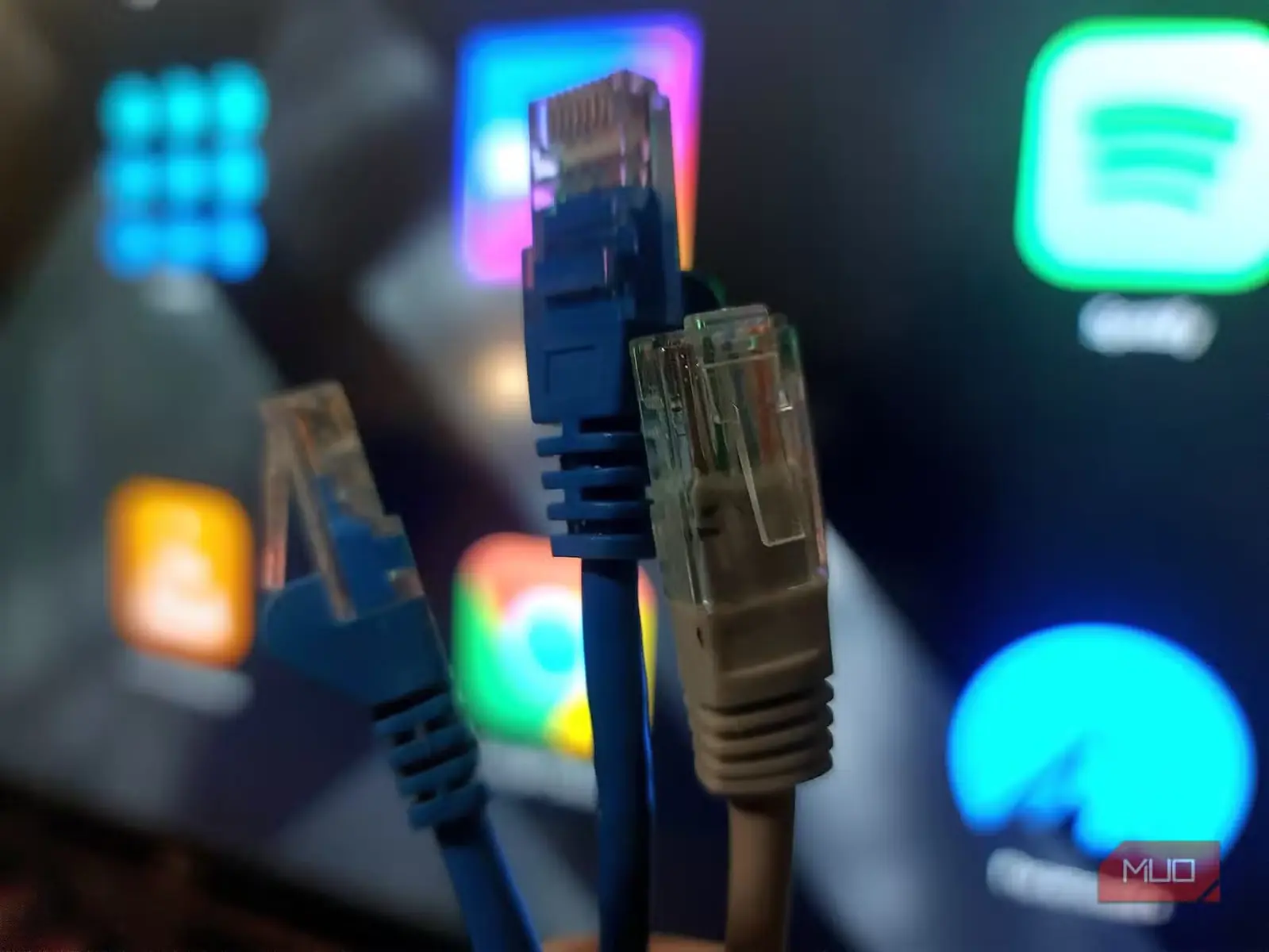 سه کابل اترنت شامل دو کابل cat5e و یک کابل cat6a، برگزیدهشده برای آزمون سرعت