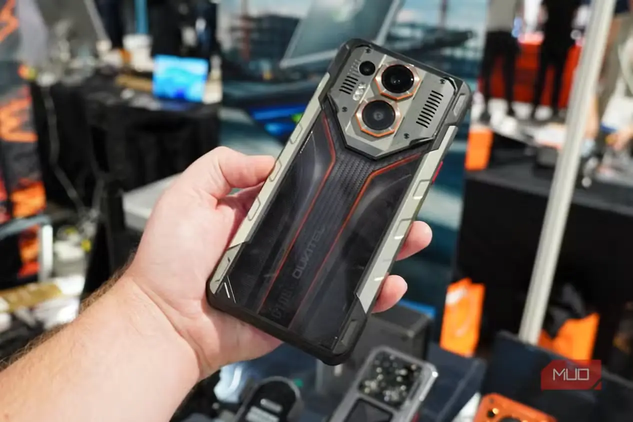 گوشی Oukitel WP70 Ultra در دست، در نمایشگاه IFA