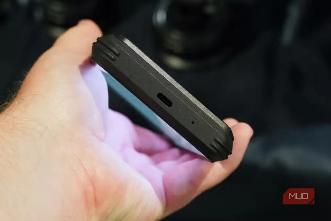 نمای نزدیک گوشی Oukitel WP70 Ultra در دست، در نمایشگاه IFA
