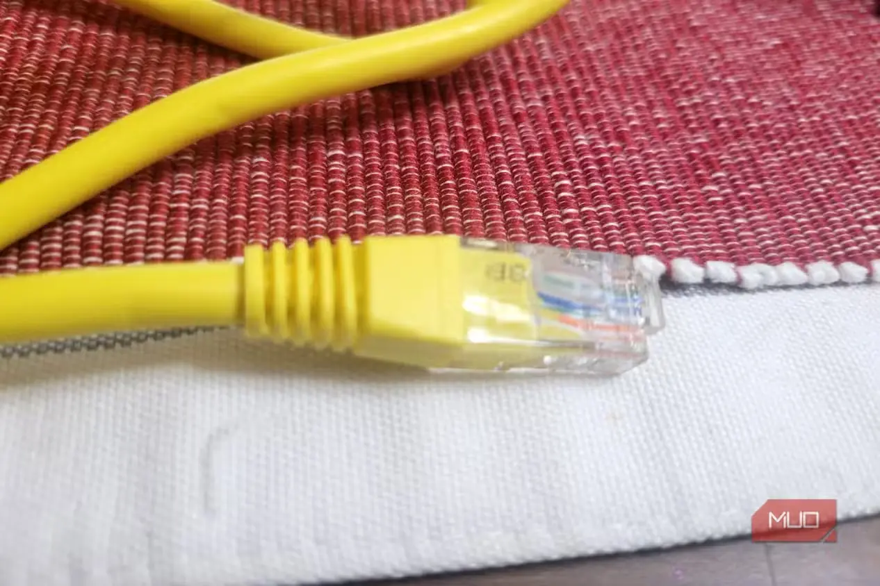 کابل اترنت روی وسیله‌ای سفید و قرمز با نام thing-2