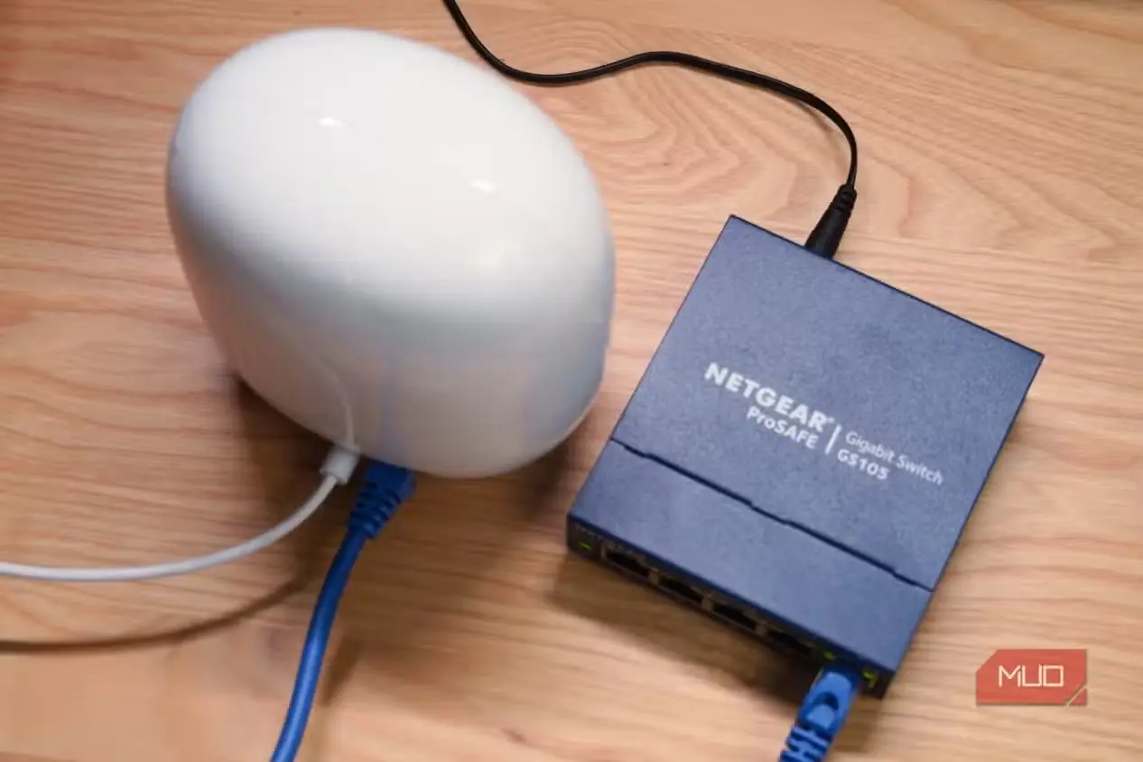 نمایی از بالا از Google Nest Wi-Fi Pro متصل به یک سوئیچ شبکهٔ مدیریت‌نشده