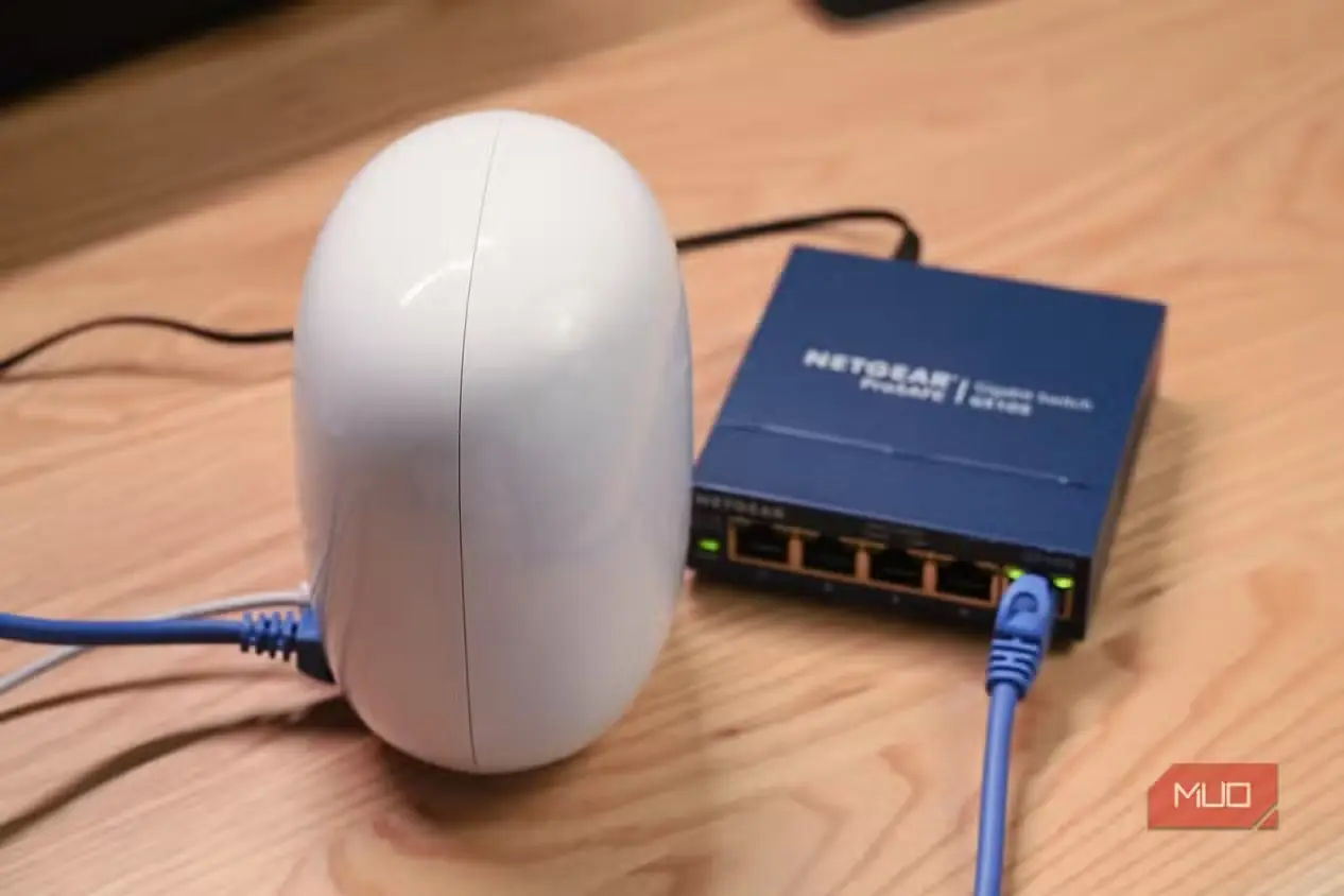 نمای زاویه‌دار روتر Google Nest Wi-Fi Pro متصل به سوئیچ اترنت مدیریت‌نشده