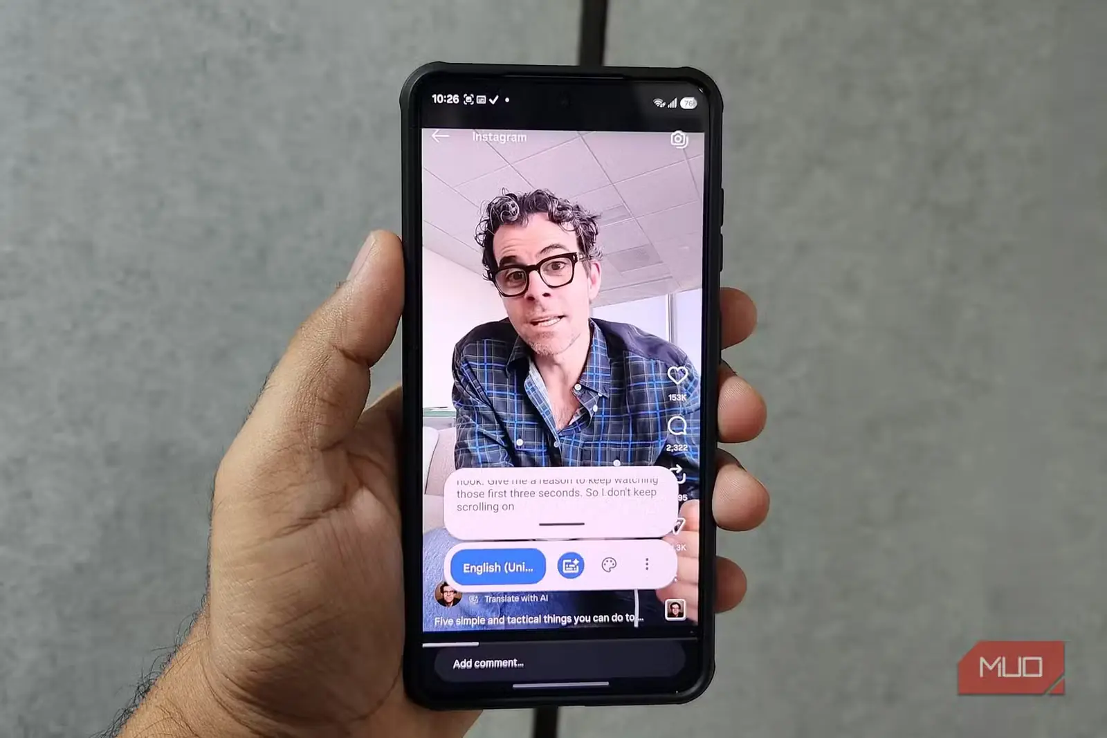 گوشی Android در دست با زیرنویس ویدیوی کوتاه Instagram