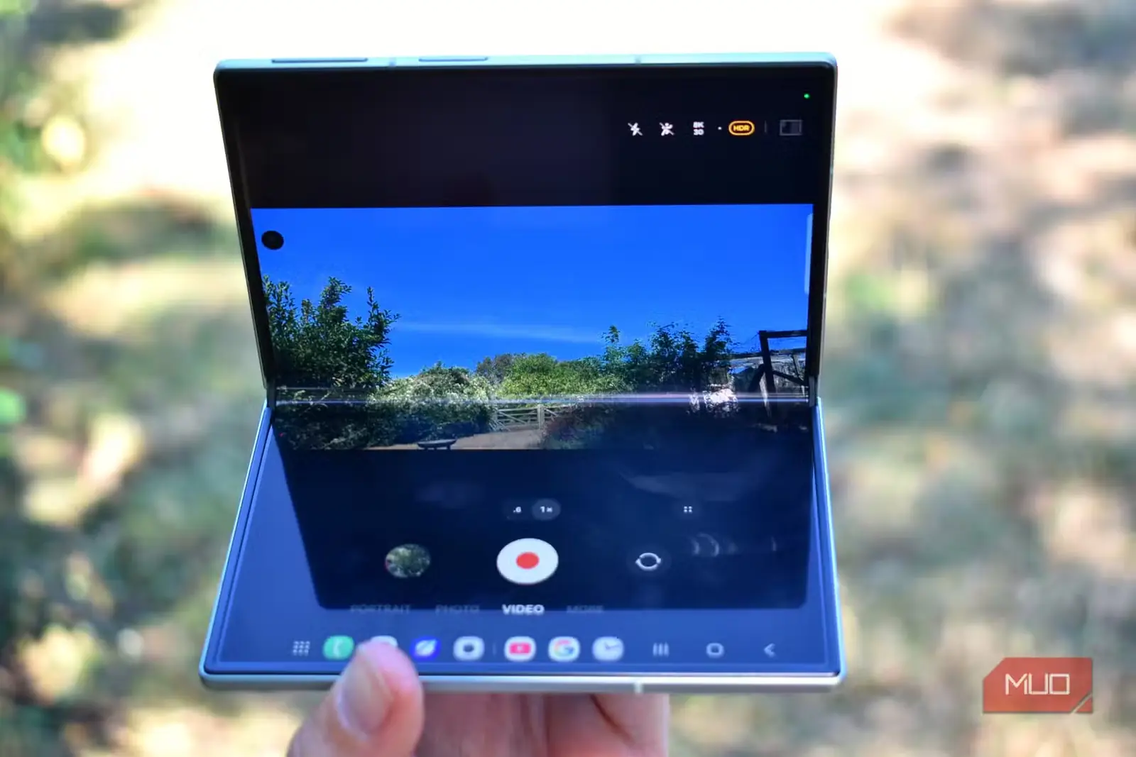گوشی Samsung Galaxy Z Fold 8 در حالت نیمهباز و حالت دوربین