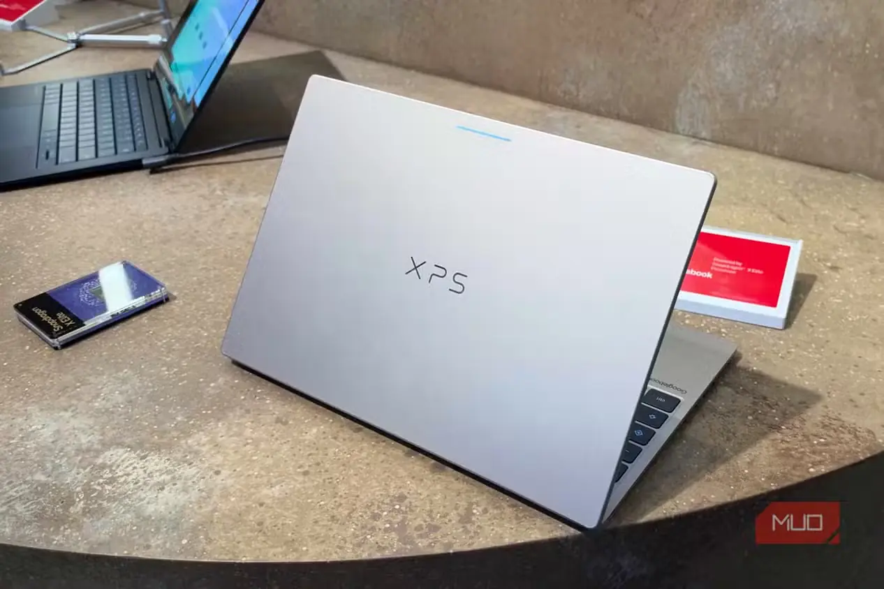 نمای پشت گوگلبوک Dell XPS