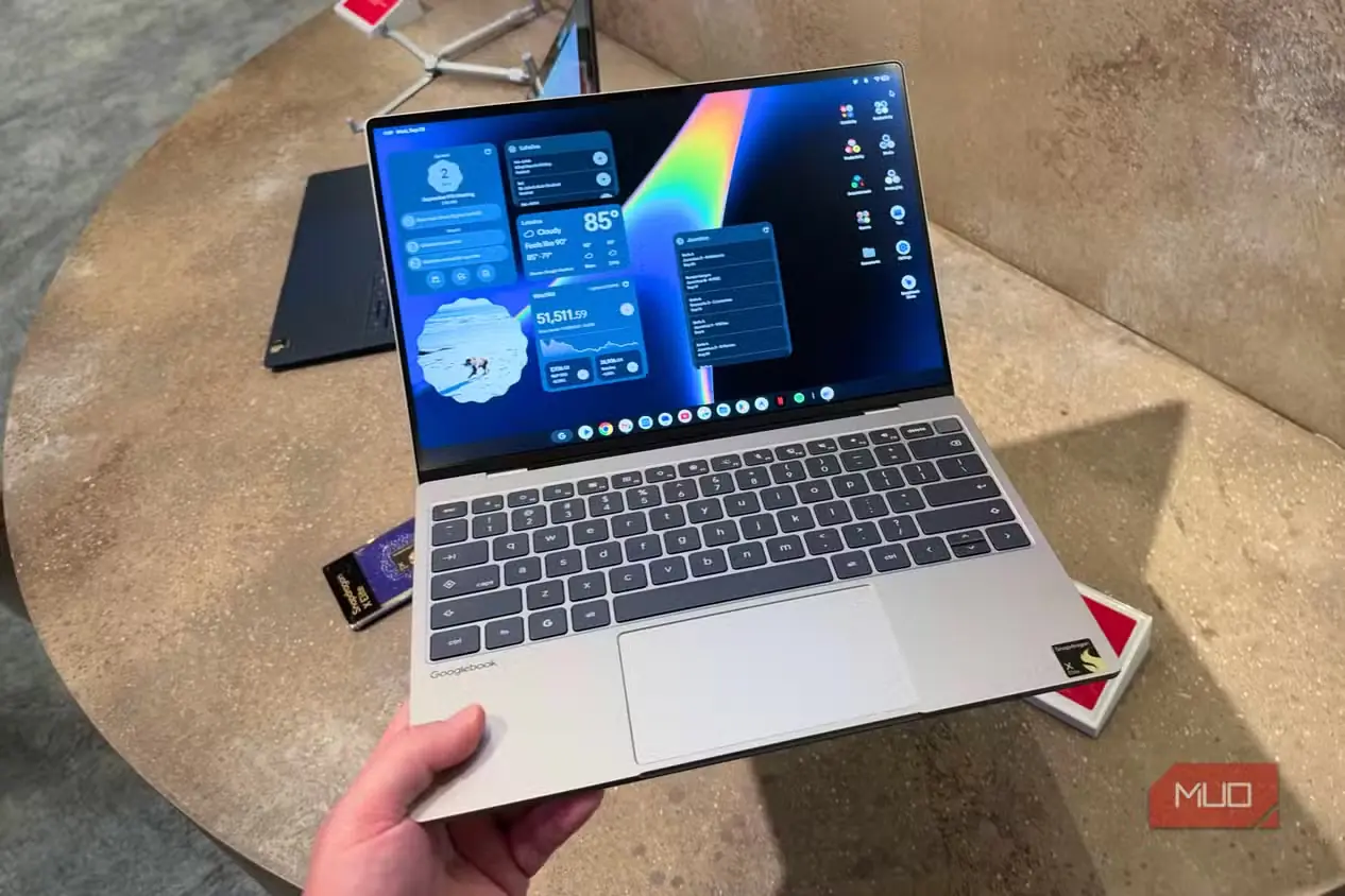 گوگلبوک Dell XPS در دست کاربر