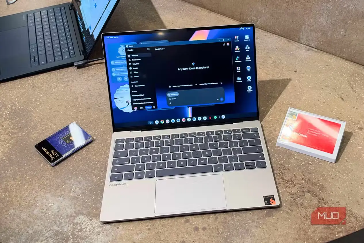 گوگلبوک Dell XPS با Gemini بازشده روی نمایشگر