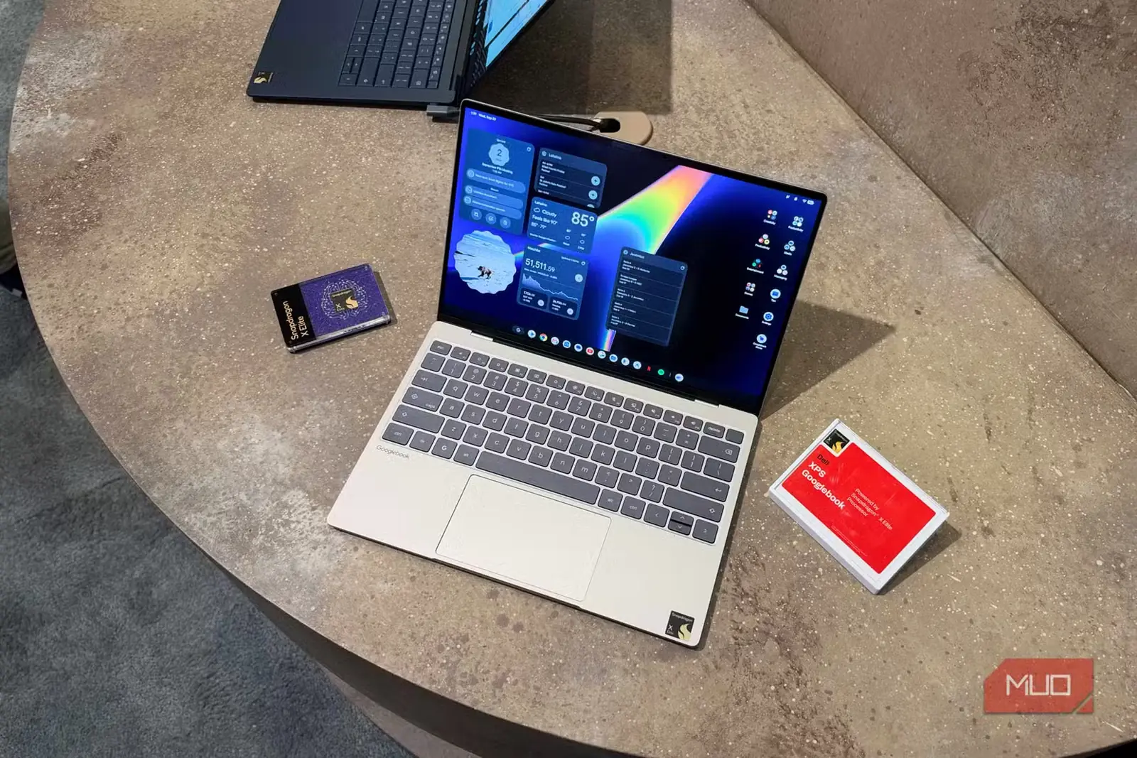 نمای از بالای گوگلبوک Dell XPS