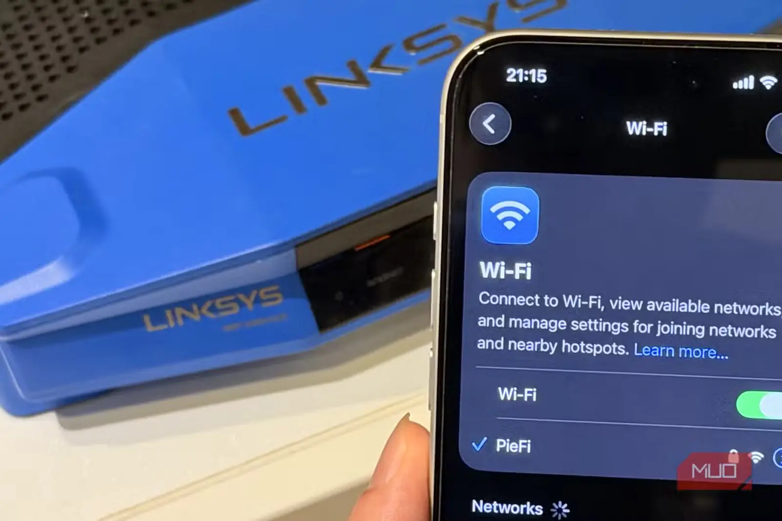نمایش قدرت کامل سیگنال Wi-Fi روی گوشی با روتر Linksys در پسزمینه