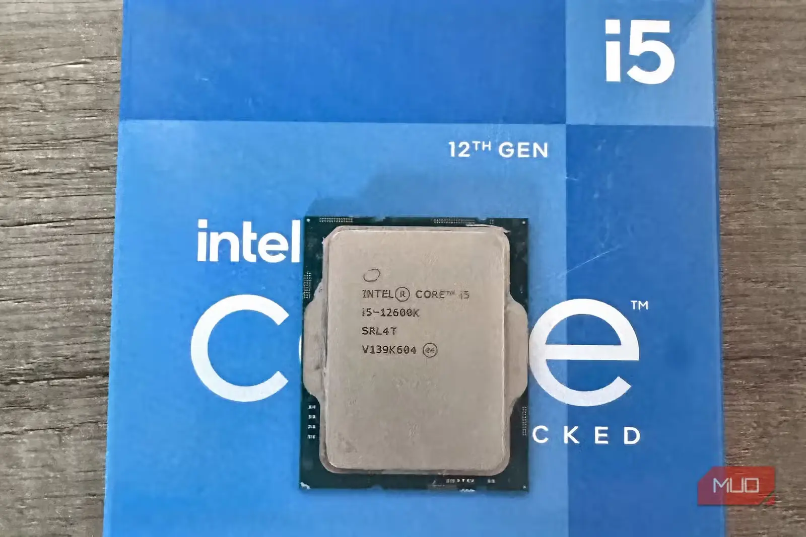 پردازنده کارکرده Intel Core-i5 12600K در کنار جعبه آن
