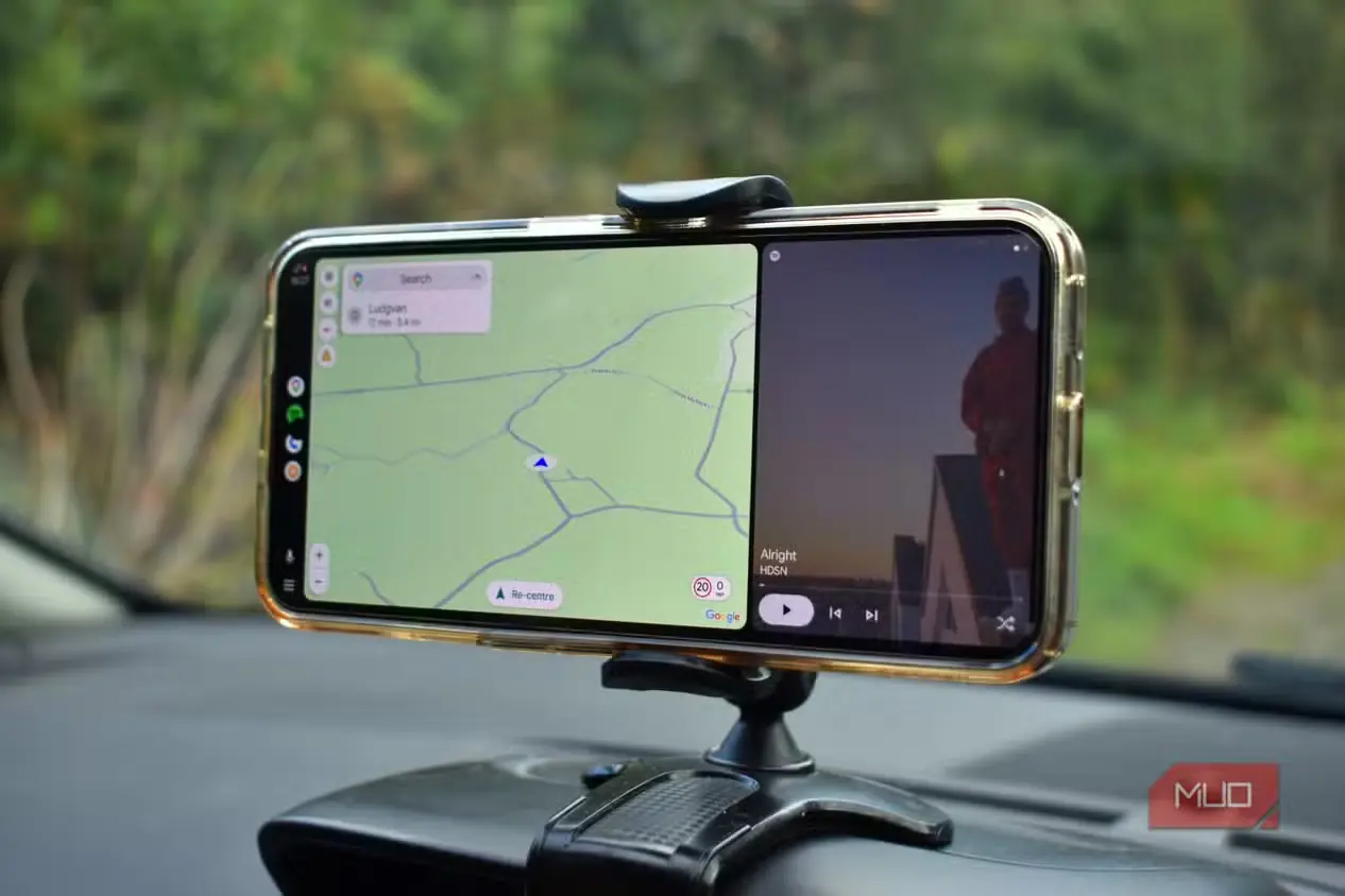 گوشی Nothing Phone 3 درون پایه، در حال اجرای برنامه Open Headunit برای Android Auto