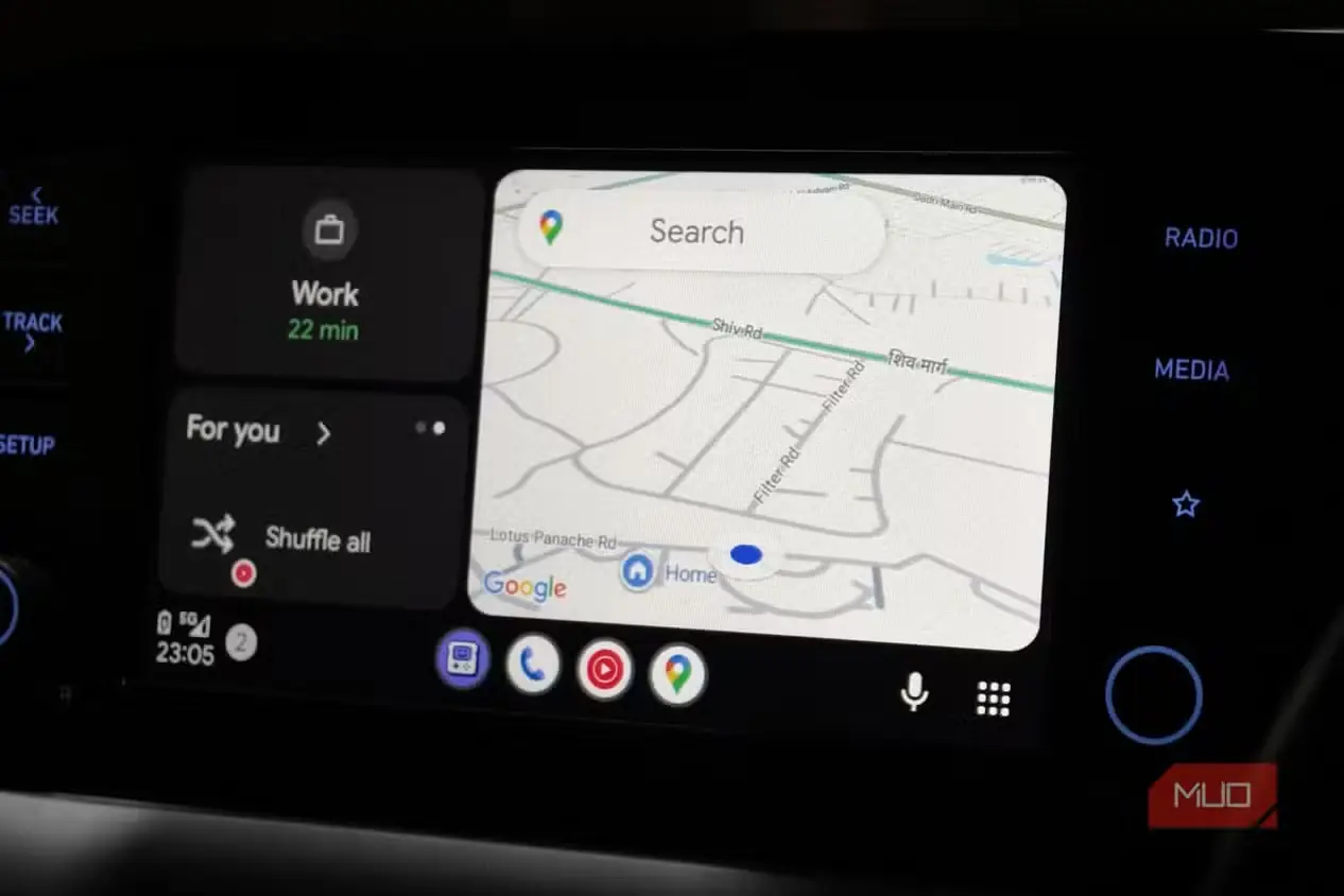 صفحه اصلی Android Auto با Google Maps در بخش بالایی