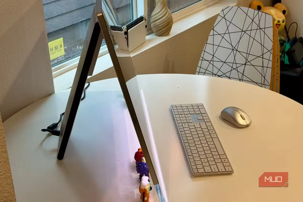 نمای کناری Lenovo Yoga AIO
