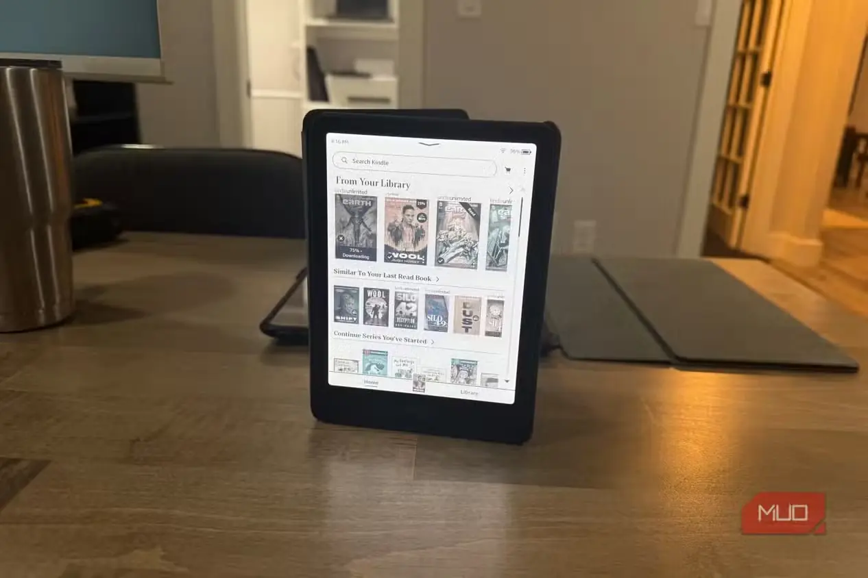 نمایش کتابخانه روی Kindle Colorsoft قرارگرفته بر پایهای روی میز