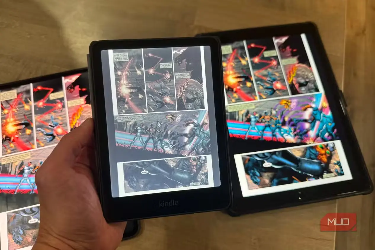 Kindle Colorsoft میان دو دستگاه iPad Pro در دست کاربر، هنگام نمایش صفحات کمیک