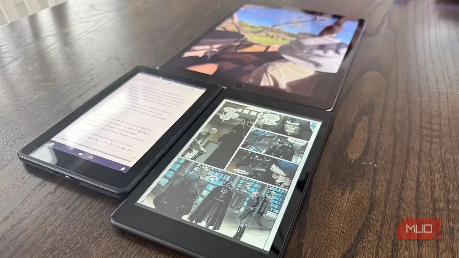 یک iPad Pro در کنار دو تبلت Kindle Fire