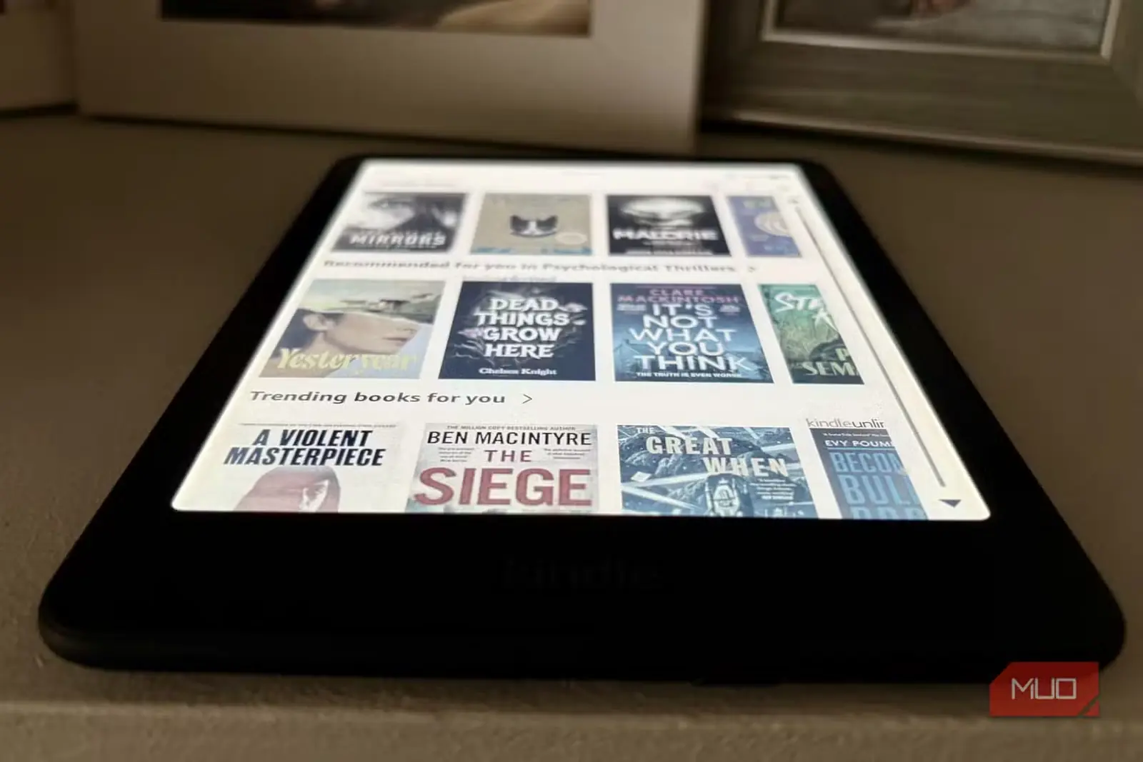 نمای کتابخانه Kindle Colorsoft از زاویه پایین