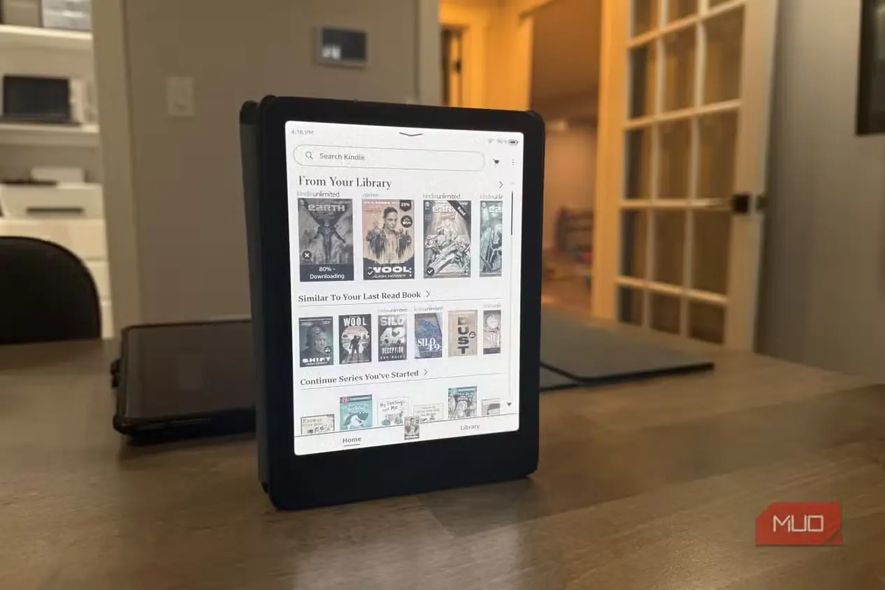 نمایش کتابخانه روی Kindle Colorsoft قرارگرفته بر پایه در دفتر کار