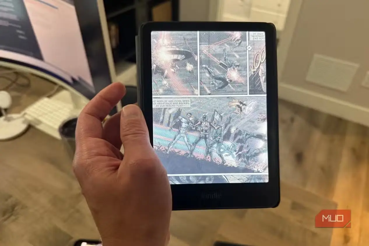 Kindle Colorsoft در دست کاربر با صفحهای از یک کتاب کمیک