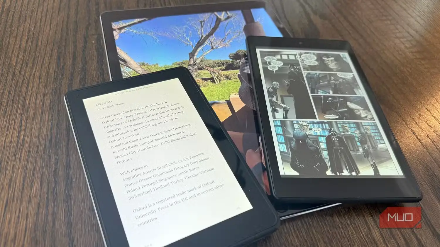 یک iPad Pro زیر دو تبلت Kindle Fire