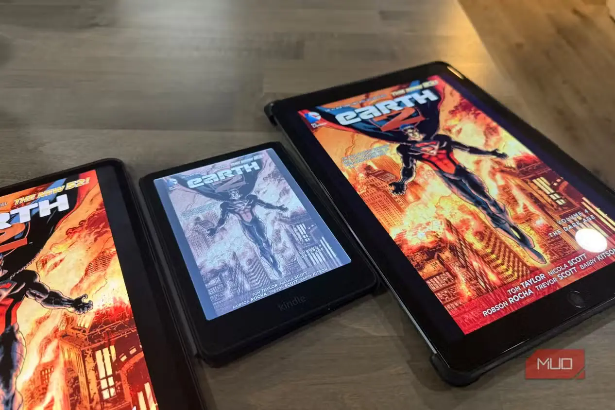 مقایسه زاویهدار جلد کمیک روی iPad Pro، Kindle Colorsoft و یک iPad Pro دیگر